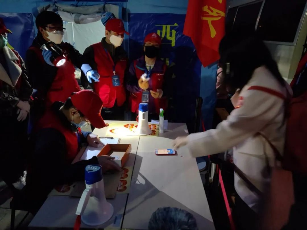 『民生』湖北-北京西，首批留鄂人员抵京！记者全程跟访，有乘客获赠香囊