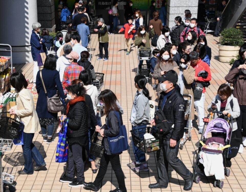日本东京■东京都建议居民周末避免外出 民众排长队抢购食品
