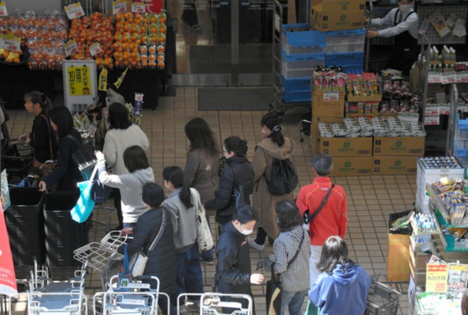日本东京■东京都建议居民周末避免外出 民众排长队抢购食品