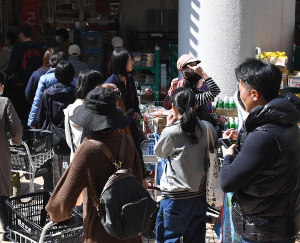 日本东京■东京都建议居民周末避免外出 民众排长队抢购食品