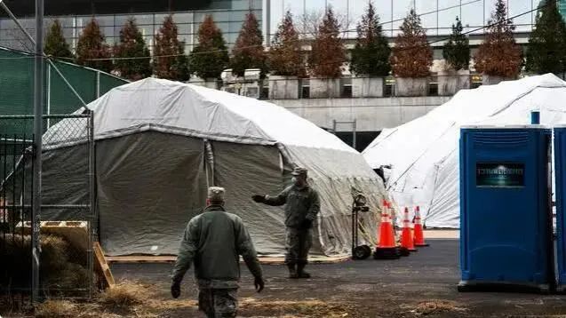 纽约▲美媒在纽约一家医院外拍到“毛骨悚然”一幕……