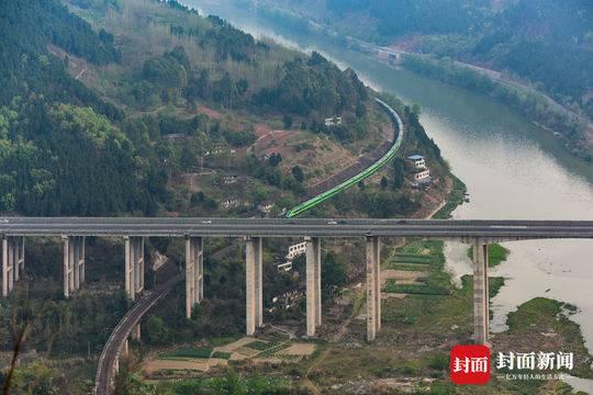 生活重启丨铁路改造"绿巨人"现身 沱江峡谷三车并线