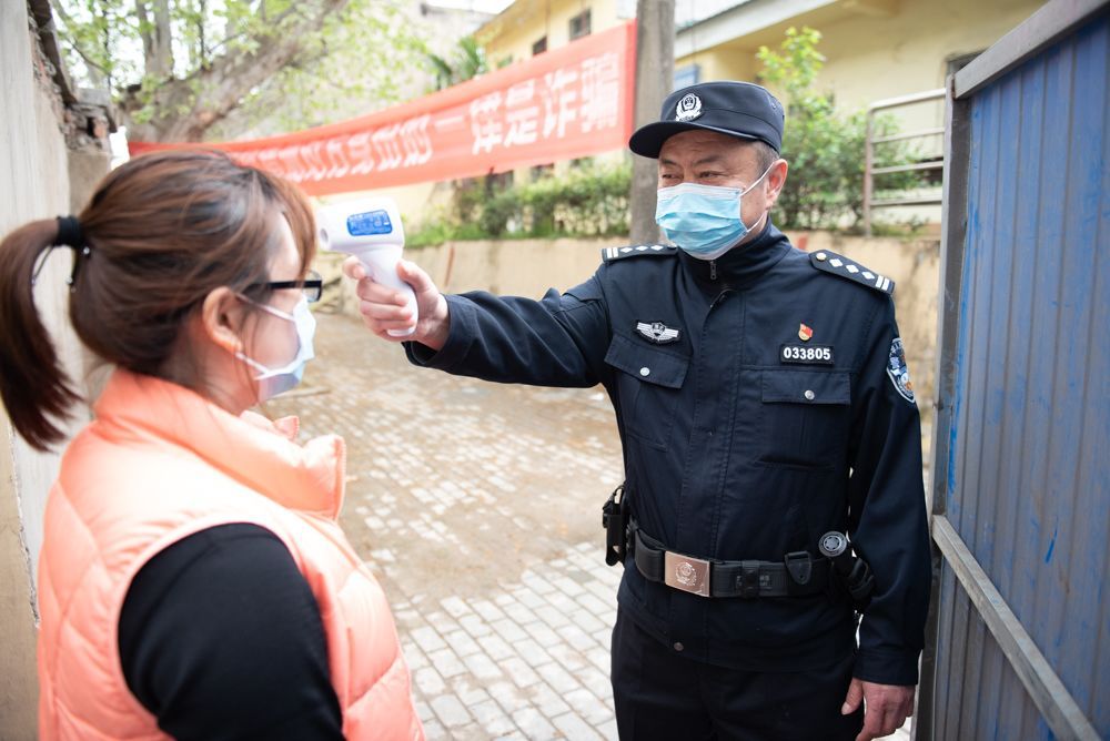 疫情当前警察不退特殊时期武汉近2000名片警是怎么工作的