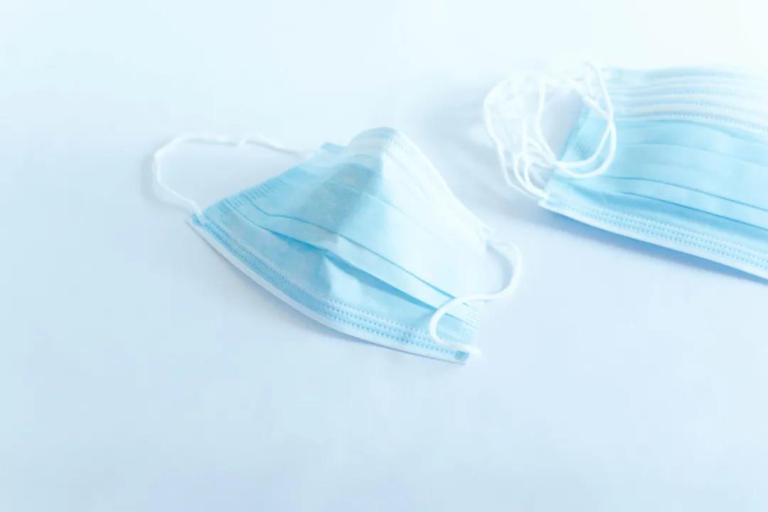 『防护服』有医护N95口罩戴5天,用塑料袋做防护服!面对疫情,美国这位护士哭得很伤心