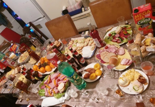 『国际社会』英国警方驱散一大型聚会：吃自助餐唱卡拉OK