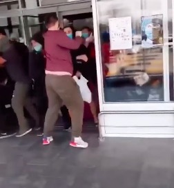 「俄罗斯乌克兰」乌克兰归国公民与机场人员发生冲突 蜂拥破门而逃拒绝隔离