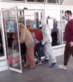 「俄罗斯乌克兰」乌克兰归国公民与机场人员发生冲突 蜂拥破门而逃拒绝隔离