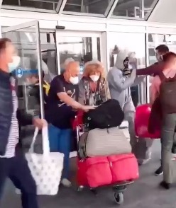 「俄罗斯乌克兰」乌克兰归国公民与机场人员发生冲突 蜂拥破门而逃拒绝隔离