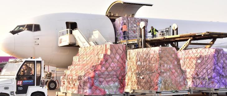 【央视新闻】超万份口罩 手套 检测试剂……中国援助波兰防疫物资抵达华沙