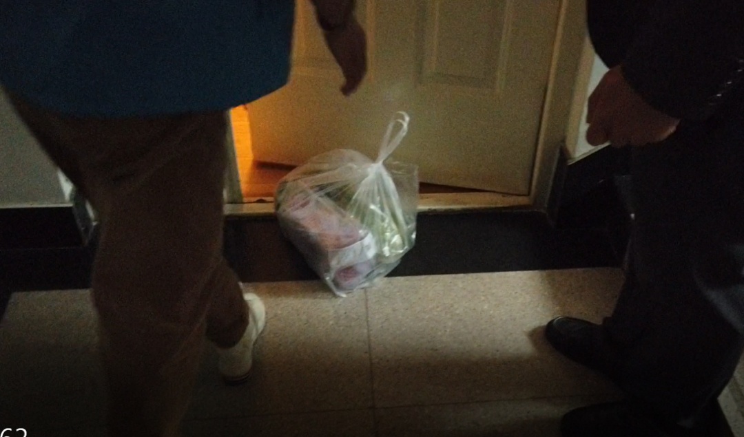 [财经]返京人员居家观察如何保障正常生活？总台央广记者实地探访→