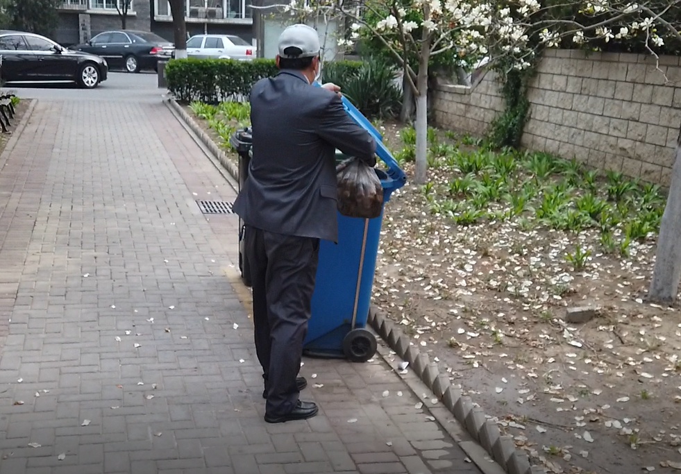 [财经]返京人员居家观察如何保障正常生活？总台央广记者实地探访→