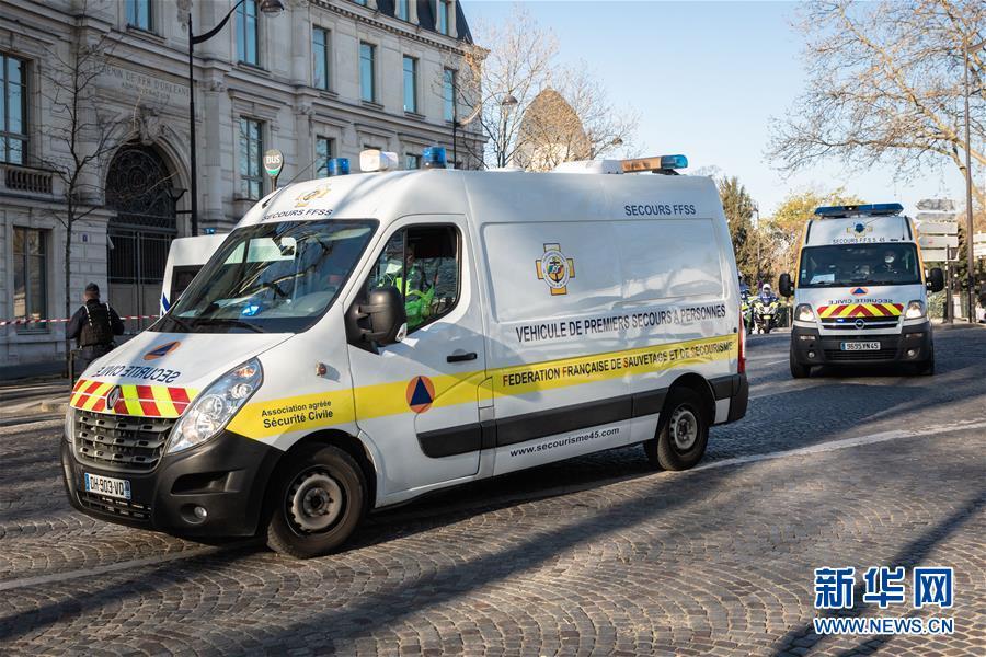 4月1日,转运新冠肺炎重症患者的救护车抵达法国巴黎奥斯特利茨火车站.