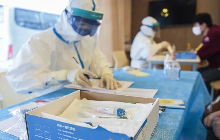 在华外国人@光明时评：“中国人出去”？不论是谁挑战防疫措施，都该一断于法