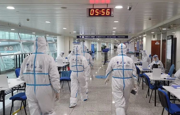 在华外国人@光明时评：“中国人出去”？不论是谁挑战防疫措施，都该一断于法