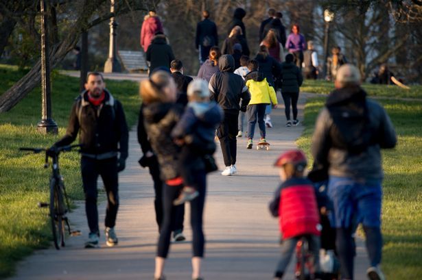 社交距离@英媒:超四分之一英国人拒绝自我隔离和保持社交距离