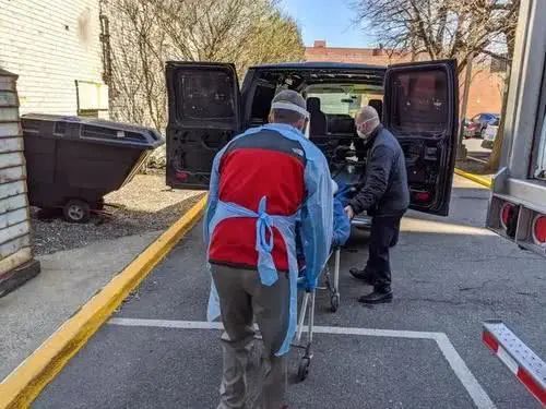 [纽约]超9万例，至今“不隔离”…纽约医生致信特朗普：我们快撑不住了