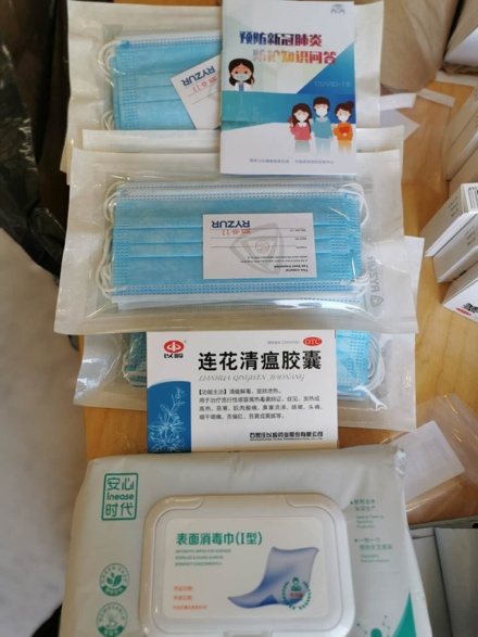 央视新闻▲留法学生收到使馆送出的温情“健康包” 除了口罩还有中成药！