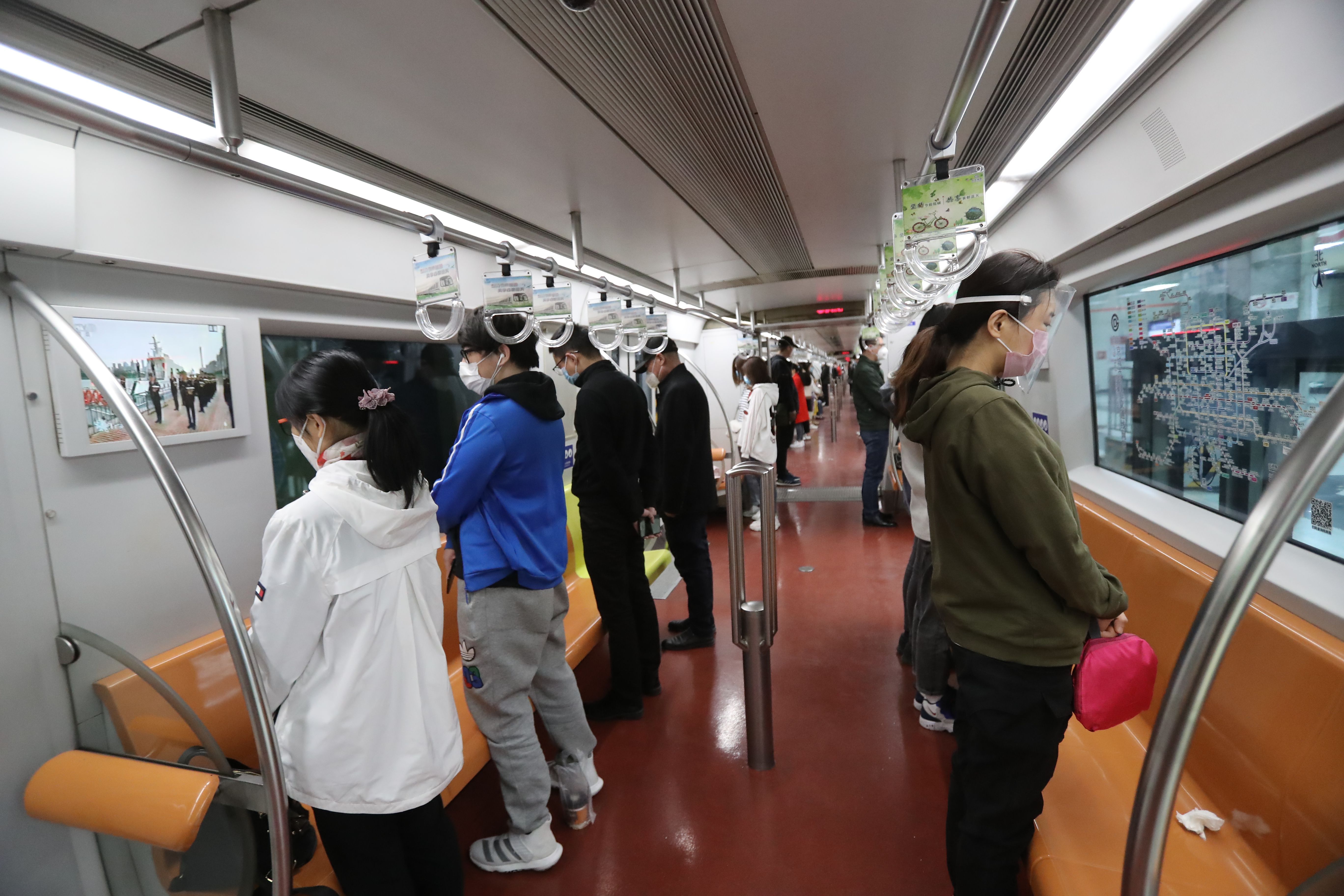 北京地铁:北京地铁临停三分钟:列车鸣笛 车内乘客肃立哀悼