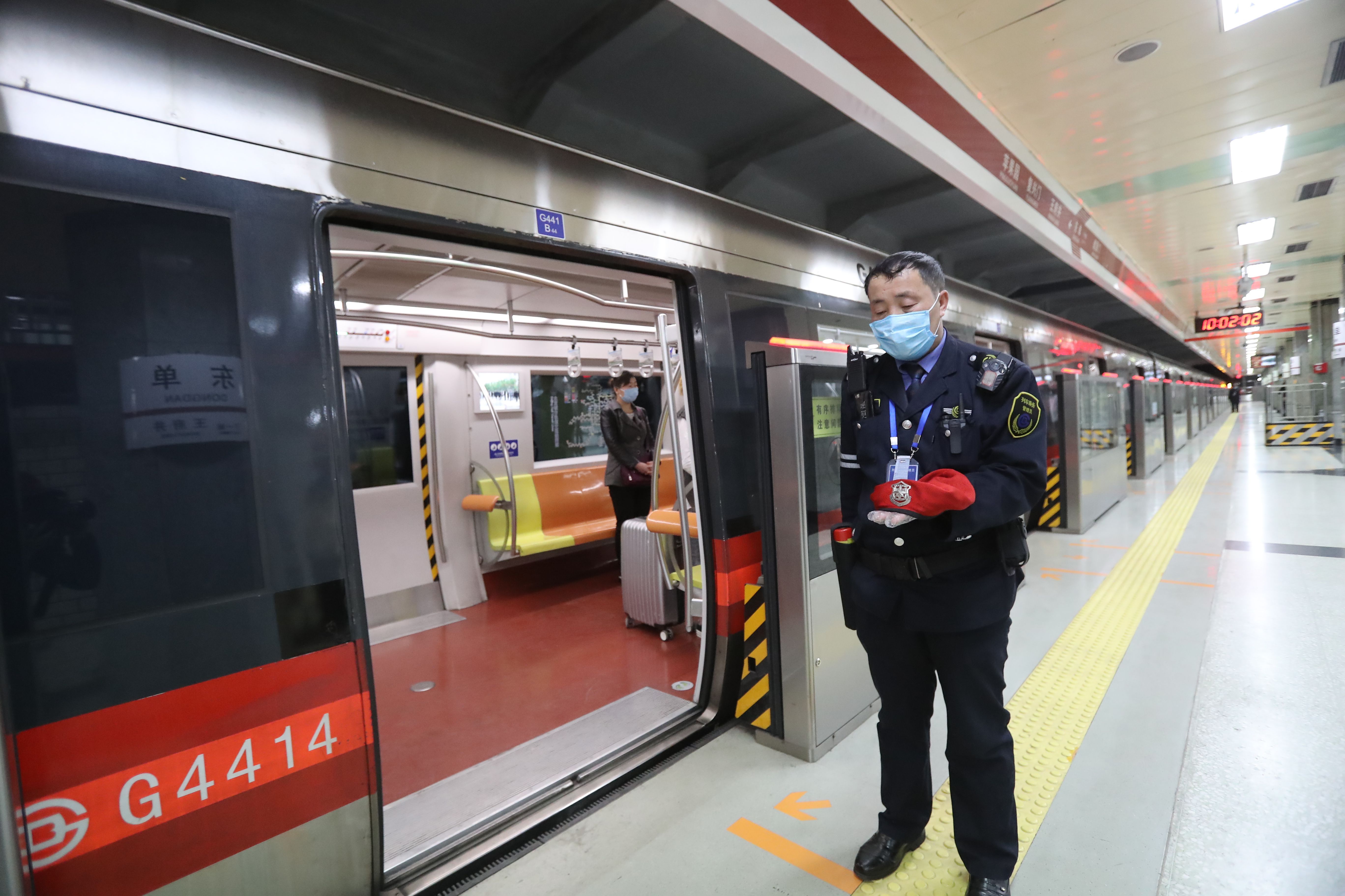 北京地铁:北京地铁临停三分钟:列车鸣笛 车内乘客肃立哀悼