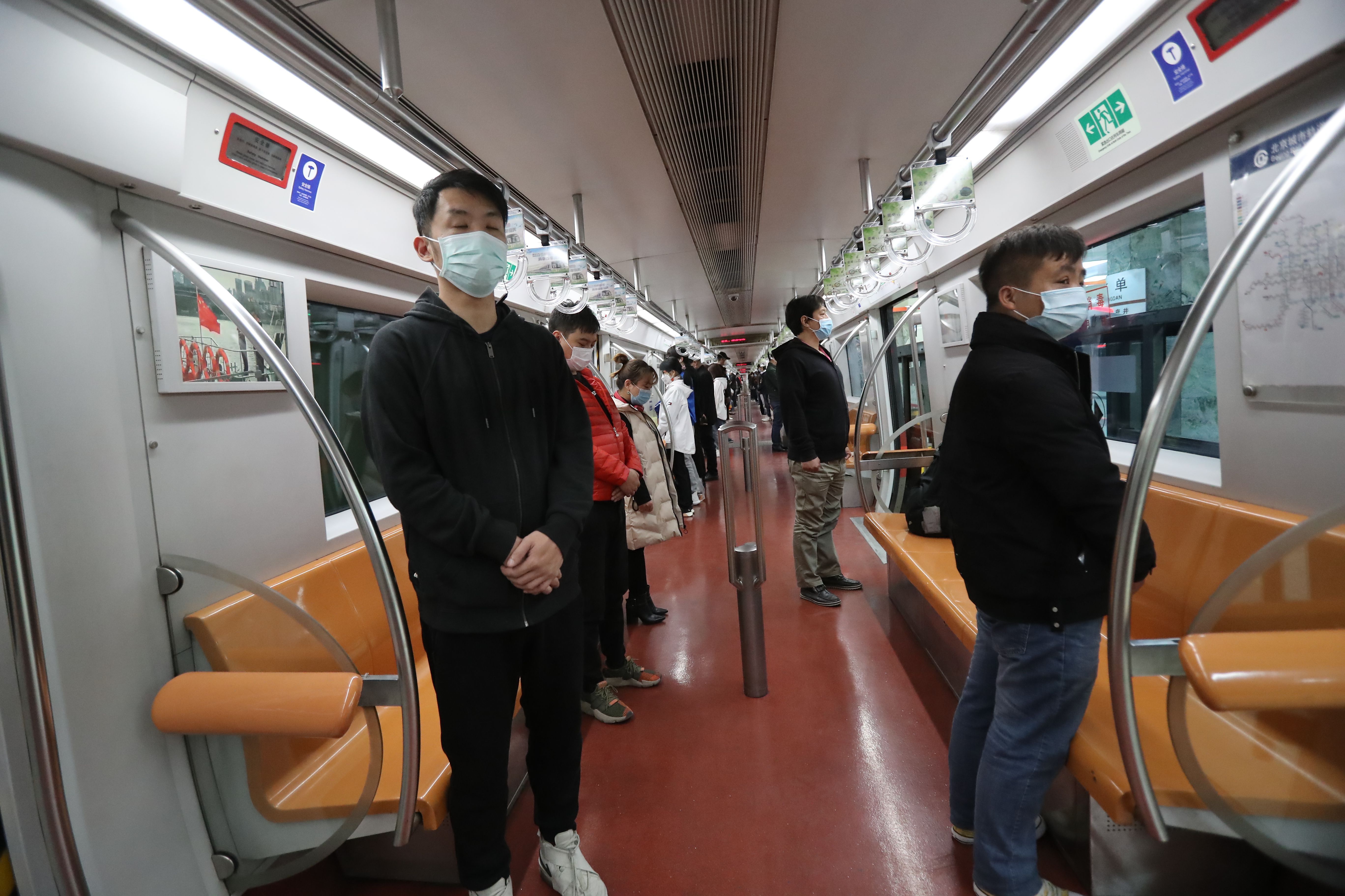 北京地铁:北京地铁临停三分钟:列车鸣笛 车内乘客肃立哀悼