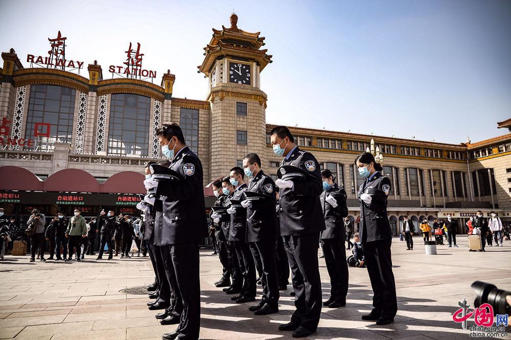 #郑亮#致敬英雄共悼逝者 首都各界举行哀悼活动[组图]