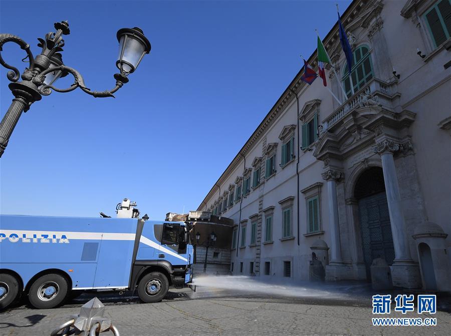 罗马市▲罗马警察出动清洗街道