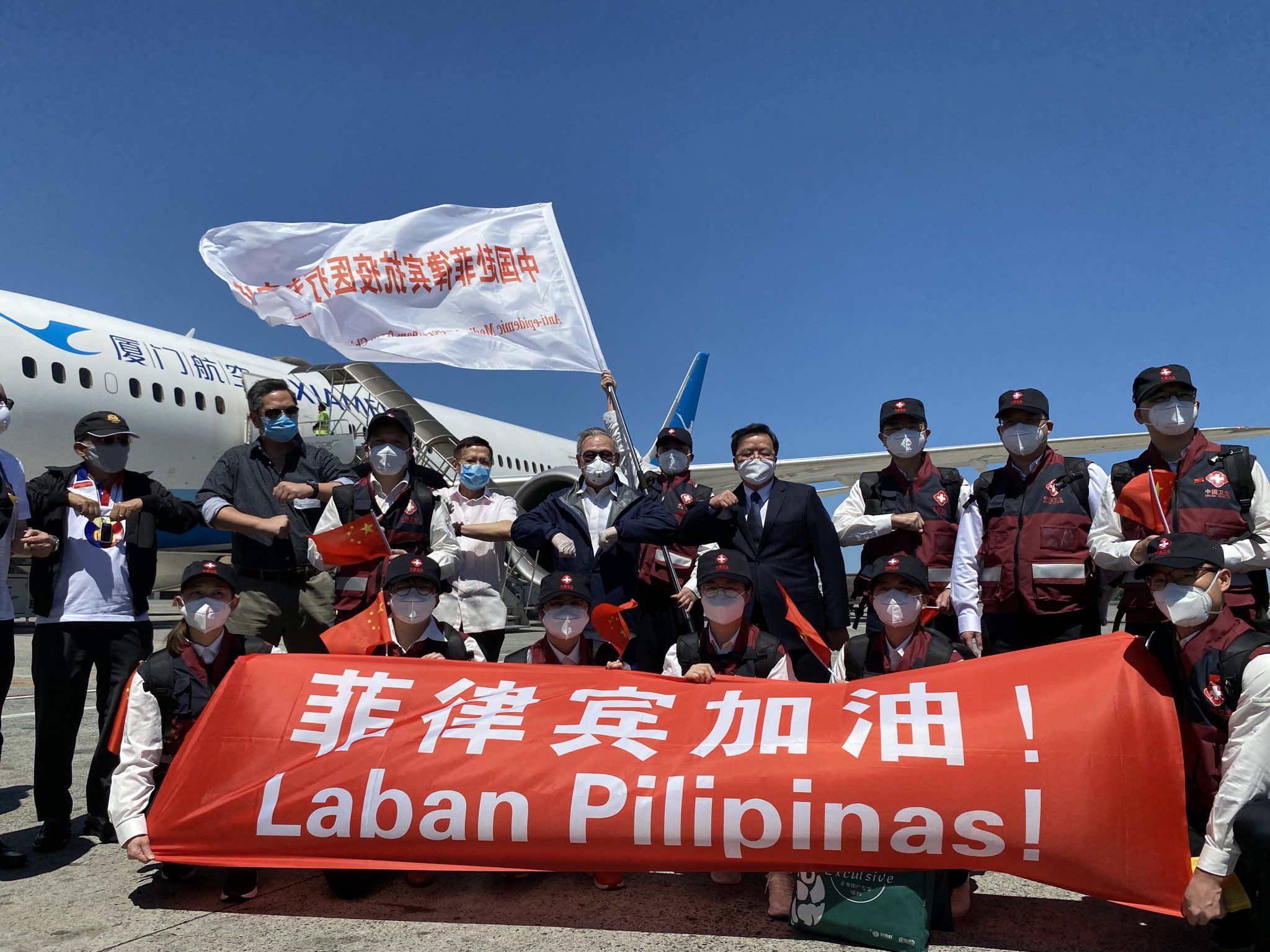 【马尼拉】中国抗疫医疗专家组抵达菲律宾马尼拉，抗疫医疗物资随机抵达