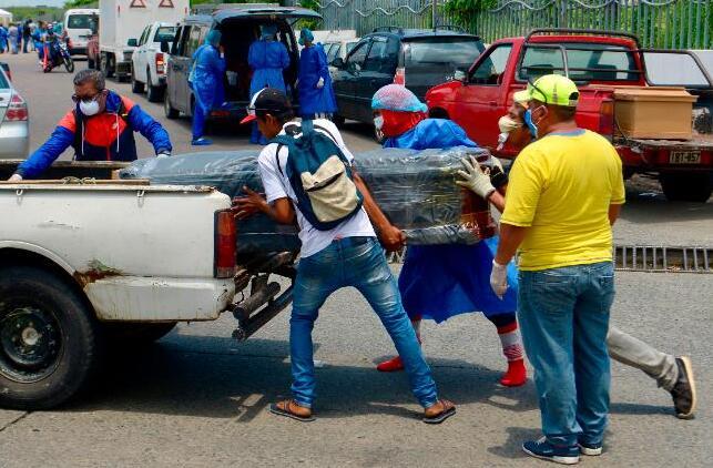 「女市长」厄瓜多尔最大城市街道上现多具尸体，女市长绝望求助