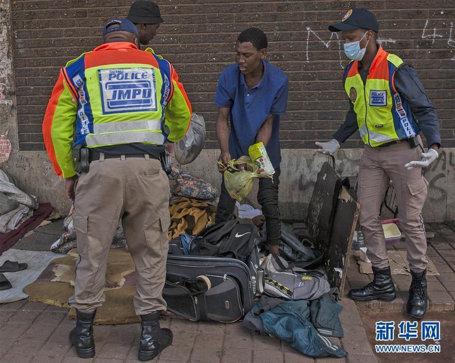 「疫情」南非军警加大执法力度控制疫情蔓延