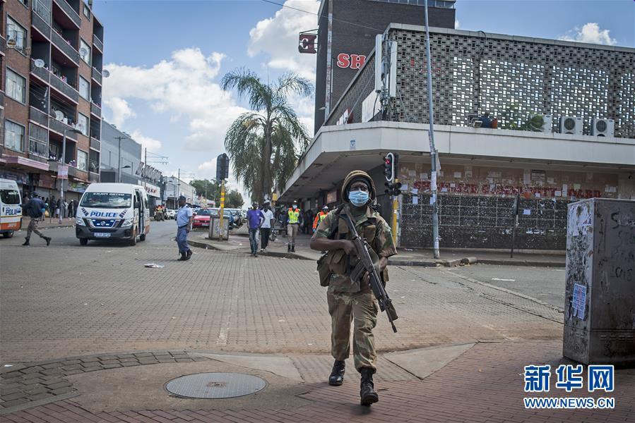 「疫情」南非军警加大执法力度控制疫情蔓延