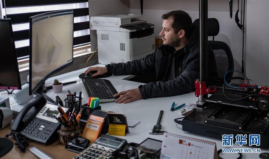 『伊斯坦布尔』土耳其志愿者使用3D打印技术制作防护面罩