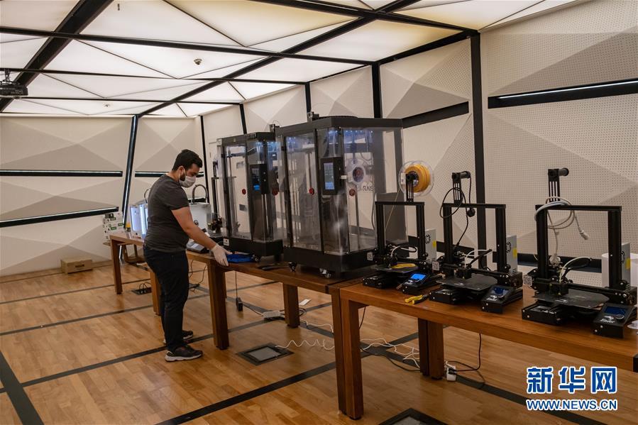 『伊斯坦布尔』土耳其志愿者使用3D打印技术制作防护面罩