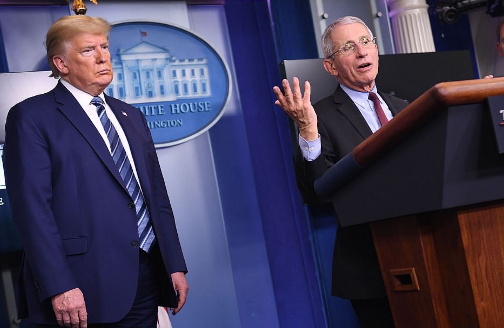 #特朗普#记者问福奇怎么看总统推荐药物，特朗普当场拦下