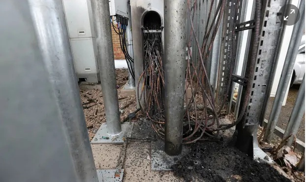 『电信』?英国超20个手机电信基站遭纵火 此前有谣言称5G传播新冠病毒