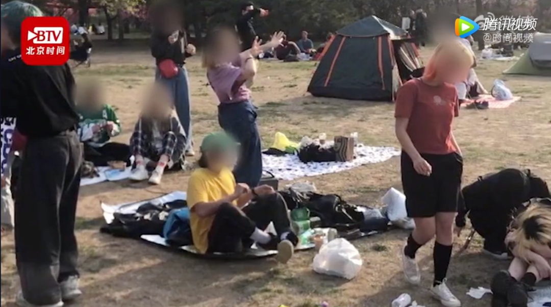 『朝阳公园』外国人不戴口罩,扎堆公园聚餐!网友大惊!官方回应了