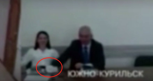【国际社会】俄一市长为当众摸女副市长大腿公开道歉，当地议员选择“原谅”：他们只是聊得太激动了