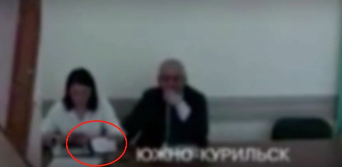 【国际社会】俄一市长为当众摸女副市长大腿公开道歉，当地议员选择“原谅”：他们只是聊得太激动了