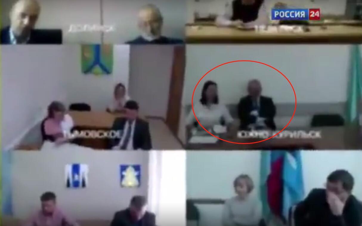 【国际社会】俄一市长为当众摸女副市长大腿公开道歉，当地议员选择“原谅”：他们只是聊得太激动了