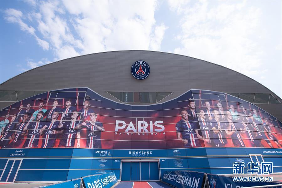 巴黎王子公园球场▲巴黎圣日耳曼主场巨幅标语鼓励民众“待在家中”