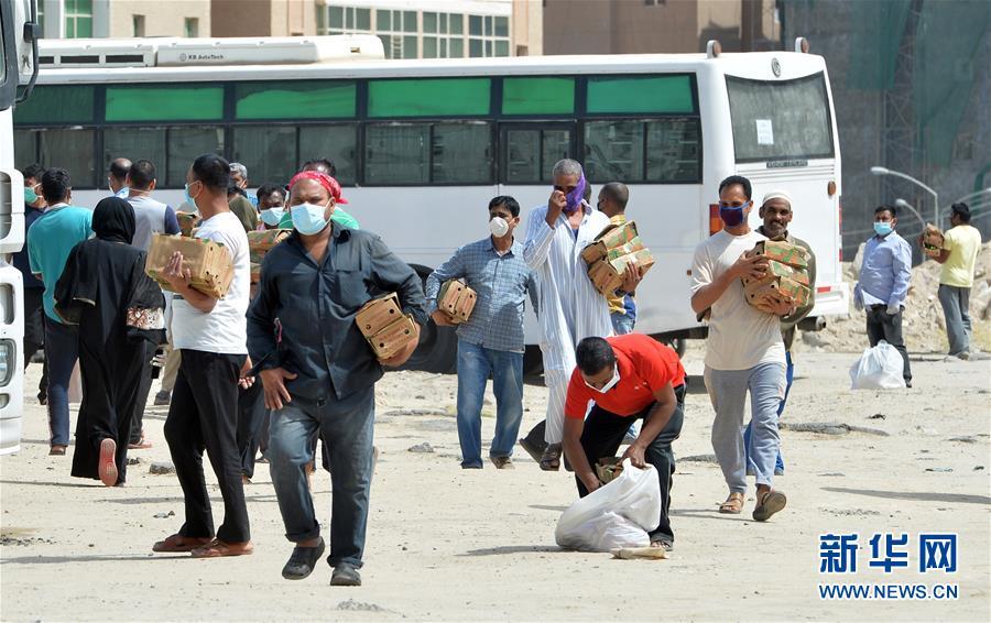 [科威特]科威特政府为被封锁地区居民发放食品