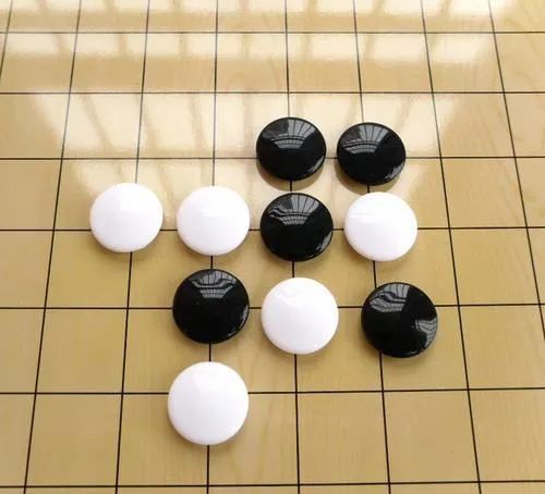 「五子棋」五子棋怎么一夜之间又火了？听说有一套“不败秘笈”……
