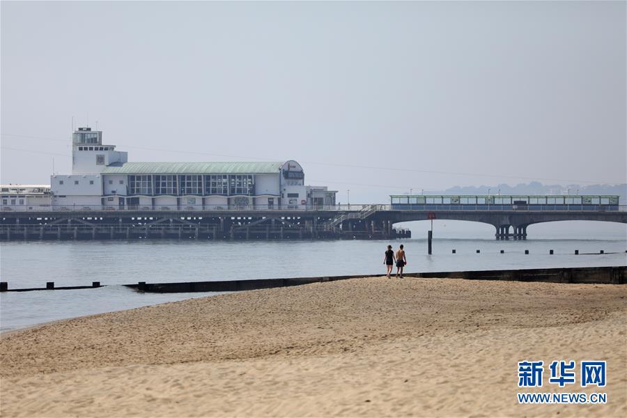 【伯恩茅斯】英国：复活节假期安静的海滩