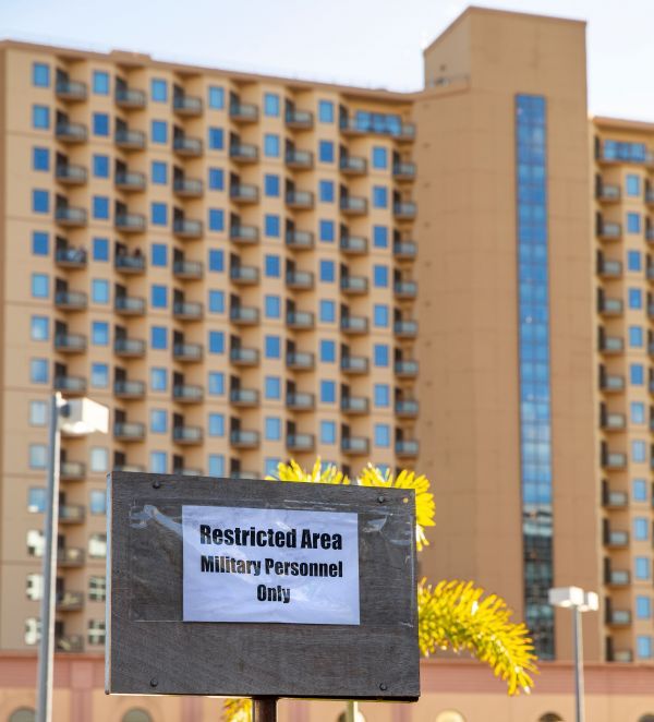 海军:外媒:美军前沿基地关岛成为美海军疫情“震中”