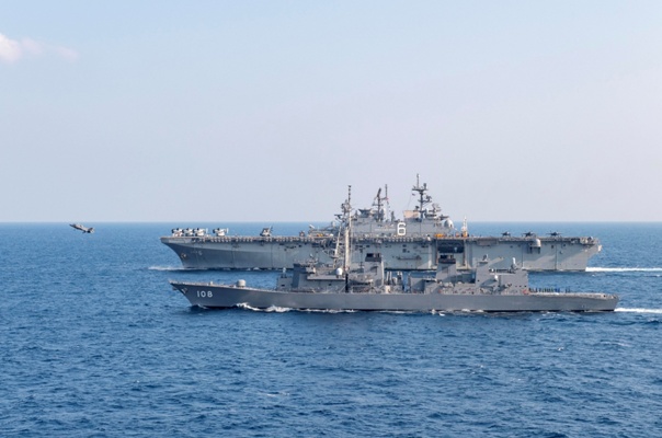 「航母」都这时候了，美军准航母还带着日本驱逐舰在东海“秀肌肉”