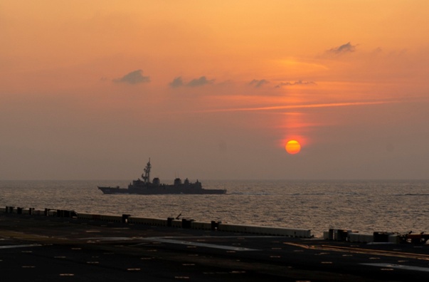 「航母」都这时候了，美军准航母还带着日本驱逐舰在东海“秀肌肉”