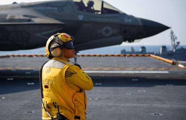 「航母」都这时候了，美军准航母还带着日本驱逐舰在东海“秀肌肉”