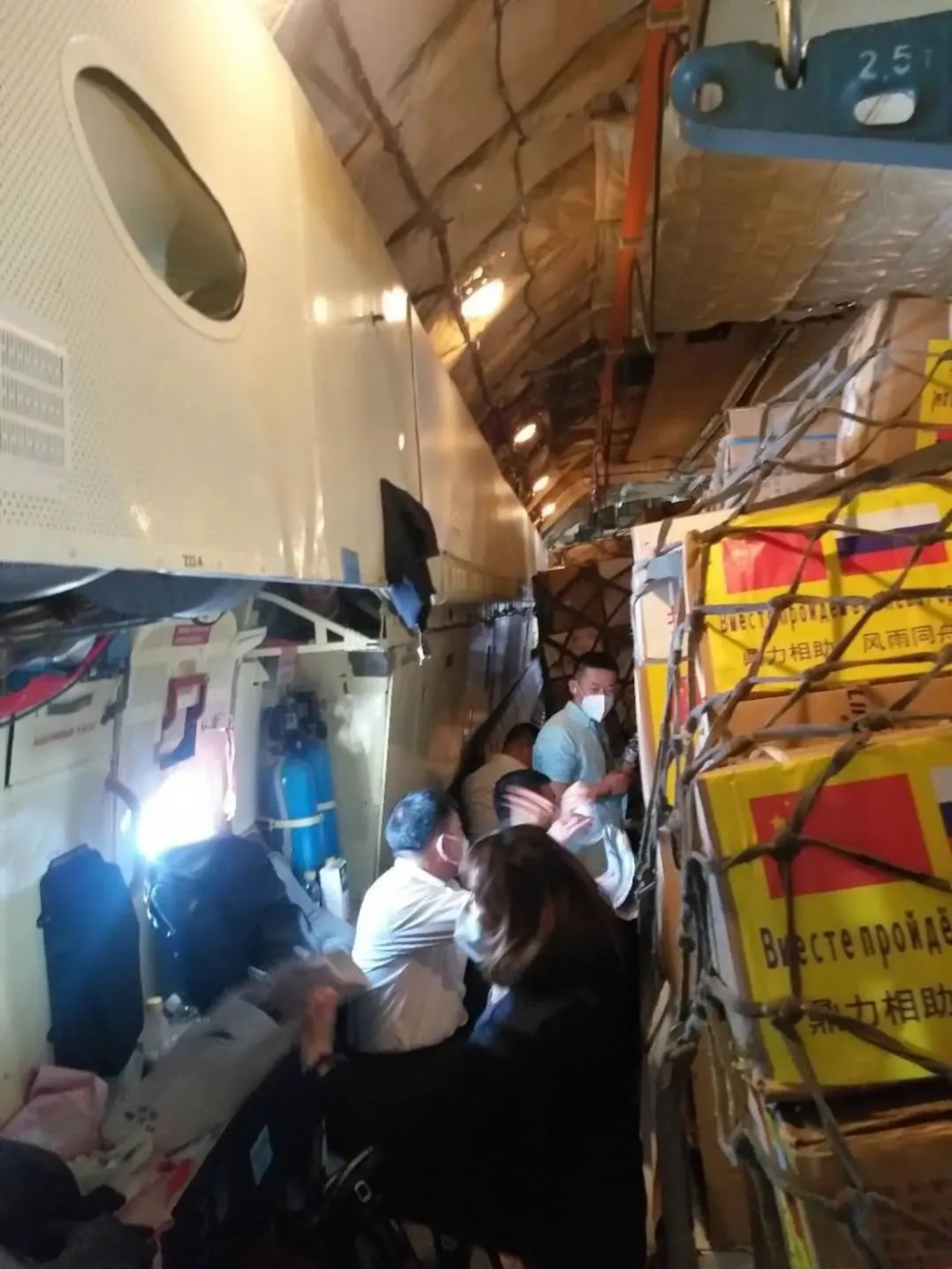 #央视新闻#这架飞机上的座位很“憋屈”，知道原因后，却让人充满敬意！