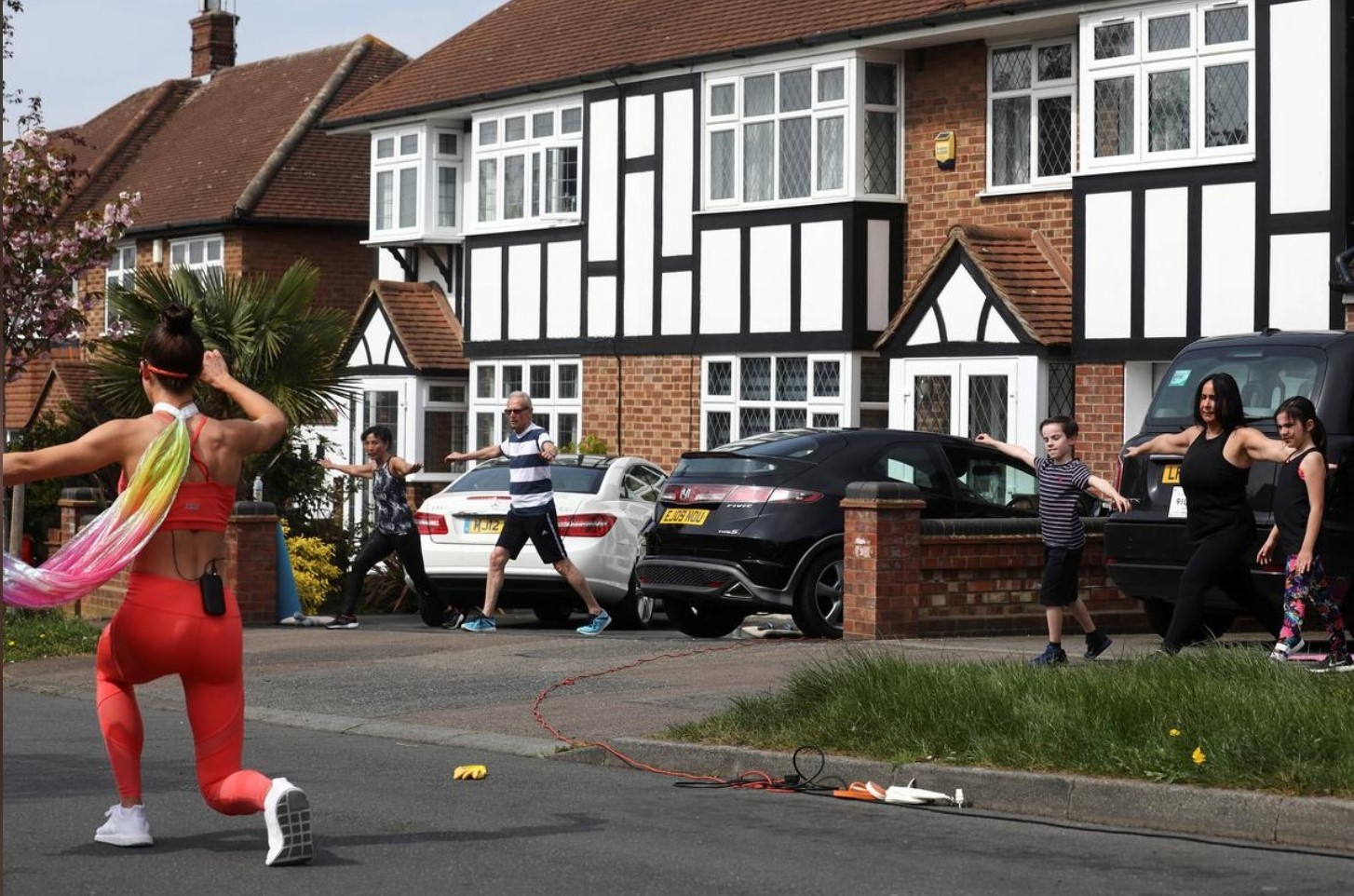 【健身】英国封锁持续 家门口的健身课为居民带来健康与欢乐