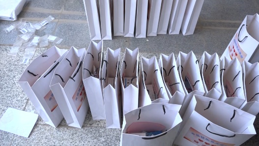 「央视新闻」小小“健康包” 深深祖国情