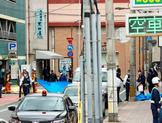 国际社会@日本歹徒持刀劫持两名儿童，目前警方已包围现场